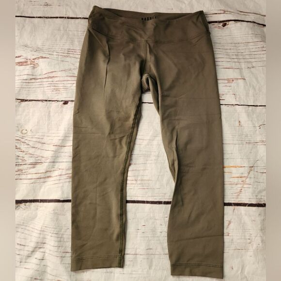 Nobull Mid Rise Capri Leggings Size Medium - Picture 1 of 3